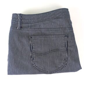 Lee Regular Fit Mid Rise Blue & White Striped Shorts (Size: 20 Medium)